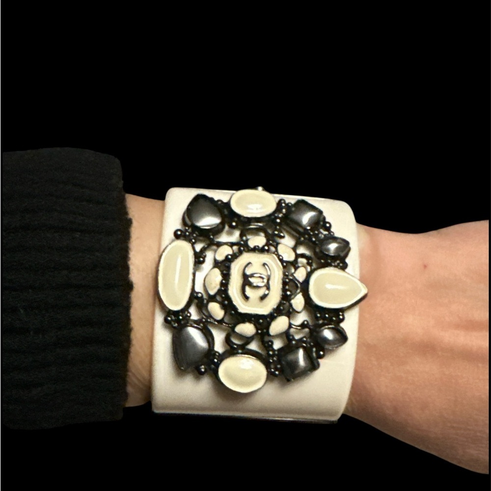 CHANEL Elegant Gunmetal and White Bracelet - Picture 5 of 7